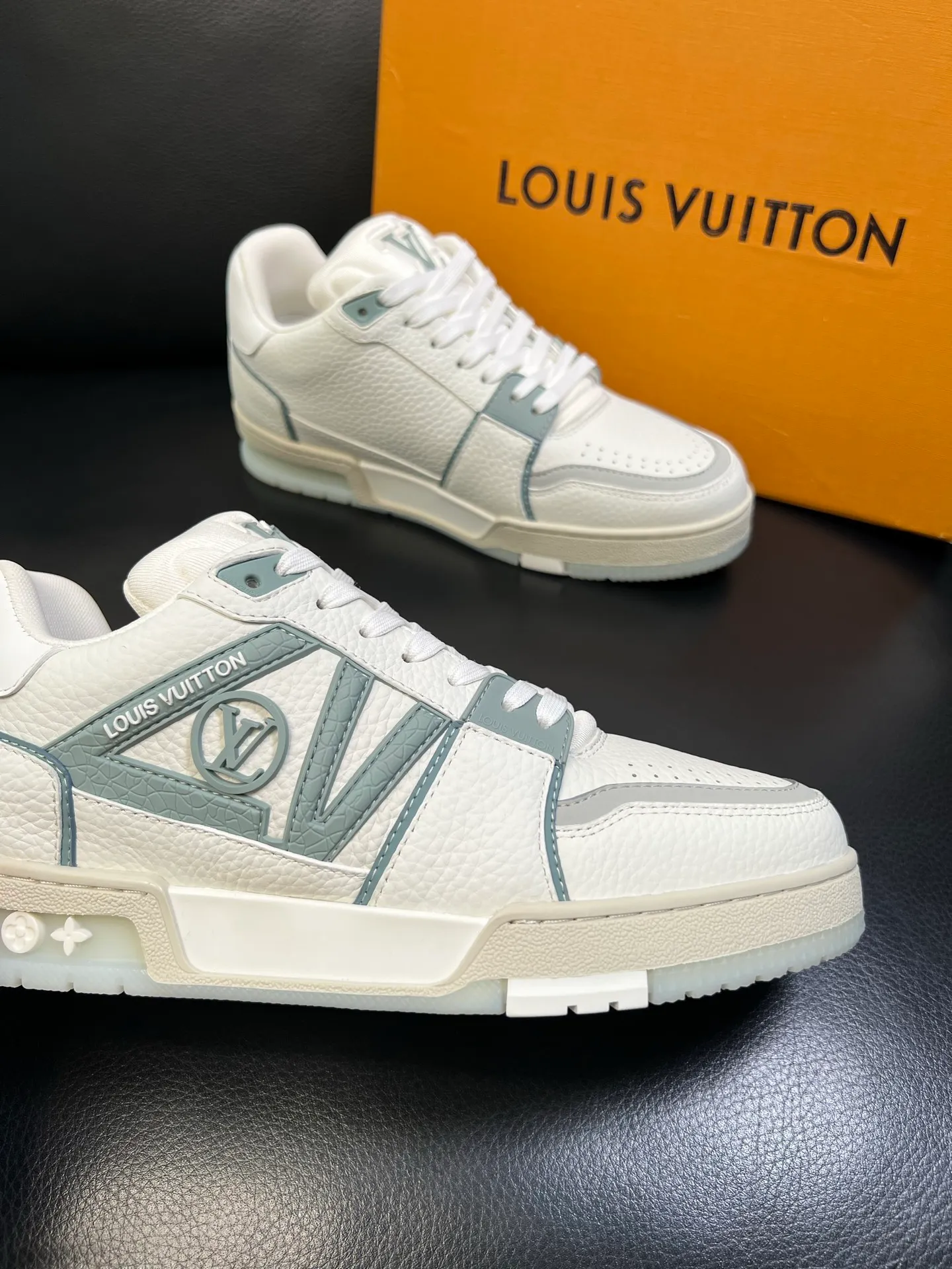 Men's shoes 💰900 Lv top purchasing agent Louis Vuitton, sports sneakers counter synchronization, uppers imported from Italy, high-quality splicing colorful complex crafts, imported mesh pads are soft and comfortable, soles: original soles specially provided by the original factory, T men's shoes 💰U exclusive movable molded soles super comfortable, original factory and single goods, high quality, welcome to compare, code number 39-44 (customized 38 45)